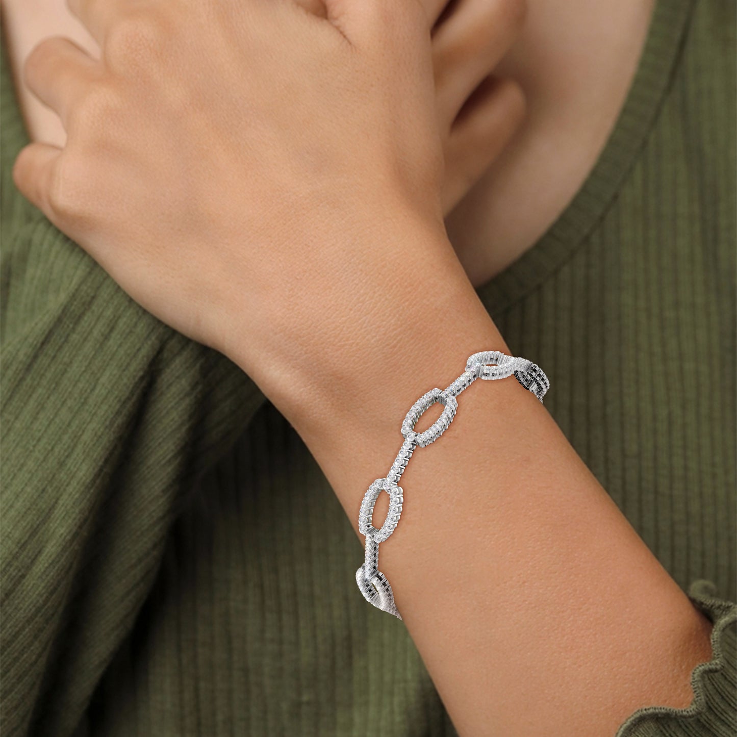 Effortlessly bold on the wrist, the bracelet glows with clean modernity, balanced by pavé brilliance and cool metallic tones.