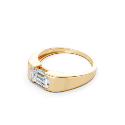 Profile showcasing the lifted four-prong setting and the yellow gold band’s graceful curvature.