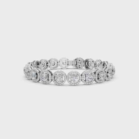 Rotating video revealing the multidimensional shimmer of the halo diamonds and the high-shine surface of white gold.