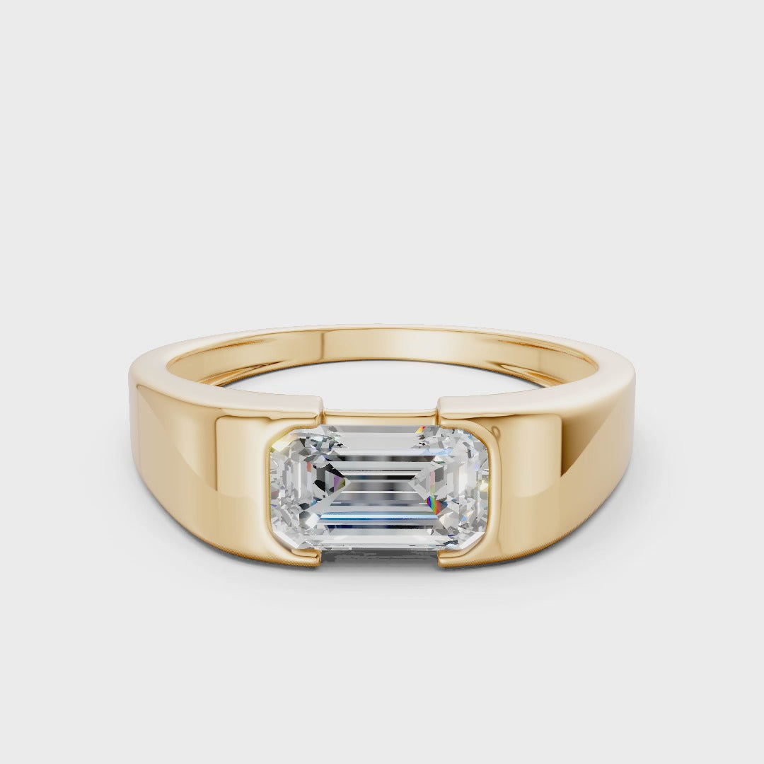 360° rotating clip revealing the interplay of light along the emerald facets and the rich, polished finish of the yellow gold band.