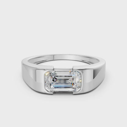 360° cinematic video bringing out the diamond’s depth and the white gold’s mirrored surface in every angle.