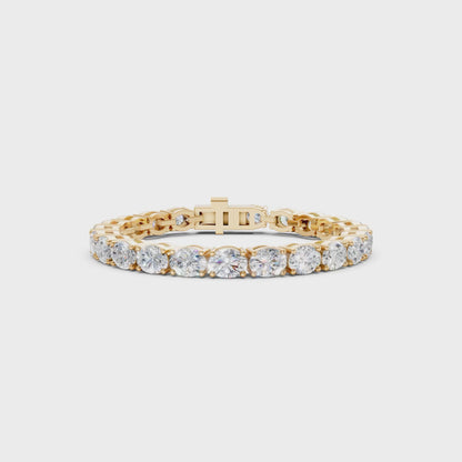 Rotating clip capturing diamond sparkle and yellow gold’s luminous finish.