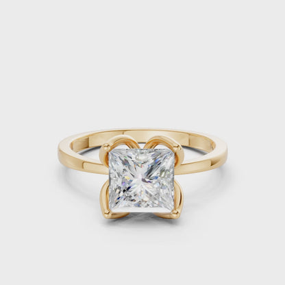 Smooth cinematic rotation highlighting the play of light across the diamond’s sharp facets and the lustrous sheen of yellow gold.