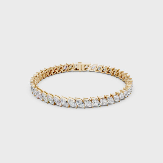 360° rotation capturing the harmony of light and structure between golden links and sparkling marquise stones.