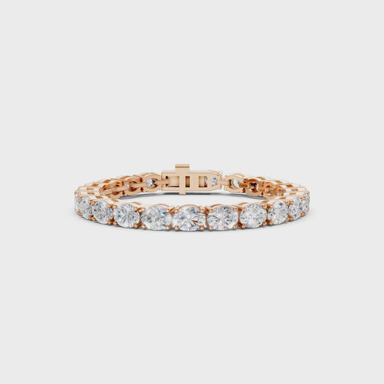 360° rotating video capturing diamond brilliance and rose gold luster in motion.