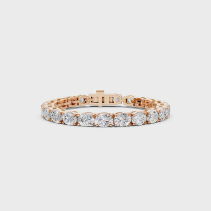 360° rotating video capturing diamond brilliance and rose gold luster in motion.