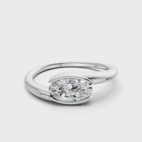360° rotating clip capturing the diamond’s light play and the luminous polish of the white gold band.