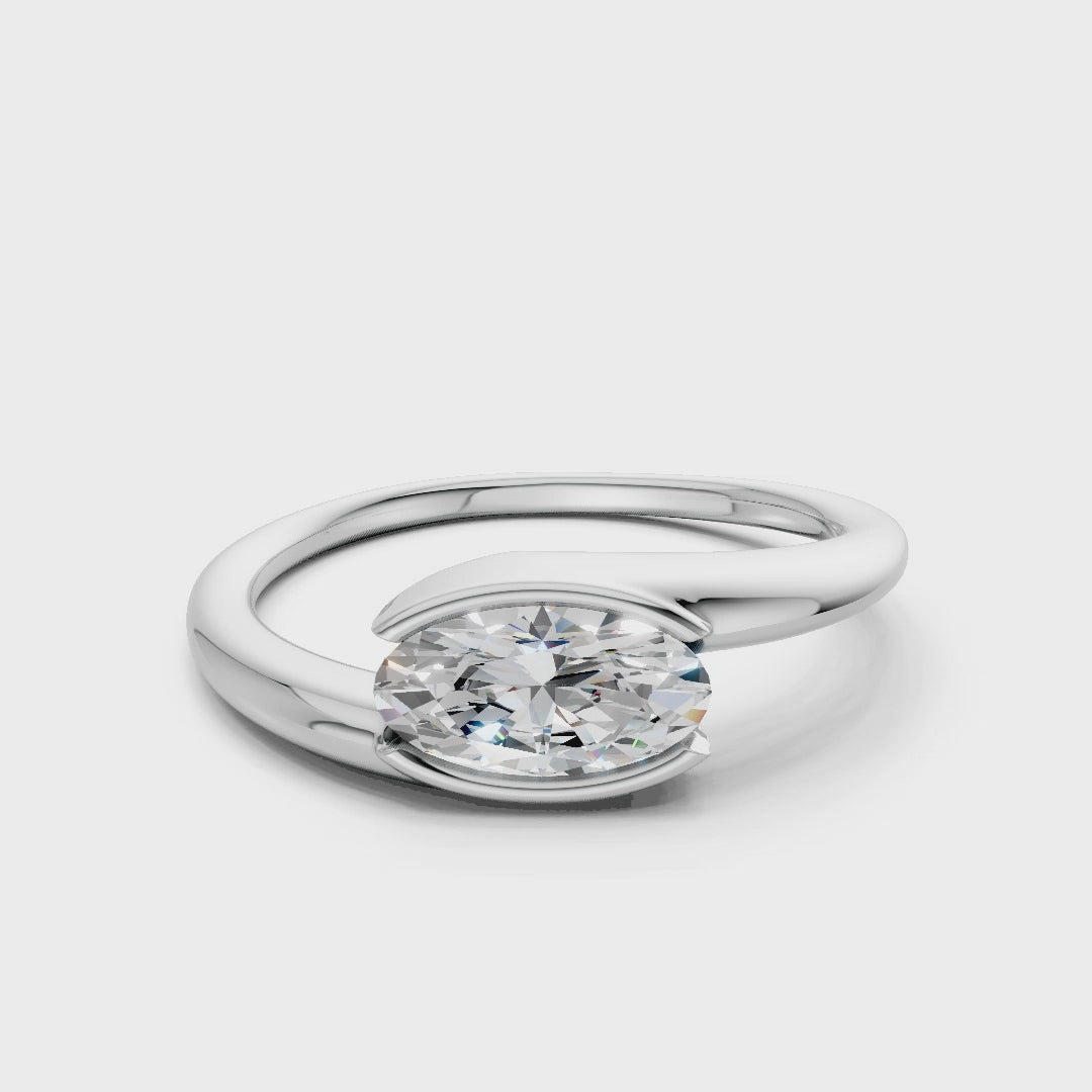 360° rotating clip capturing the diamond’s light play and the luminous polish of the white gold band.