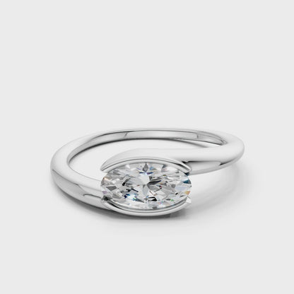 360° rotating clip capturing the diamond’s light play and the luminous polish of the white gold band.