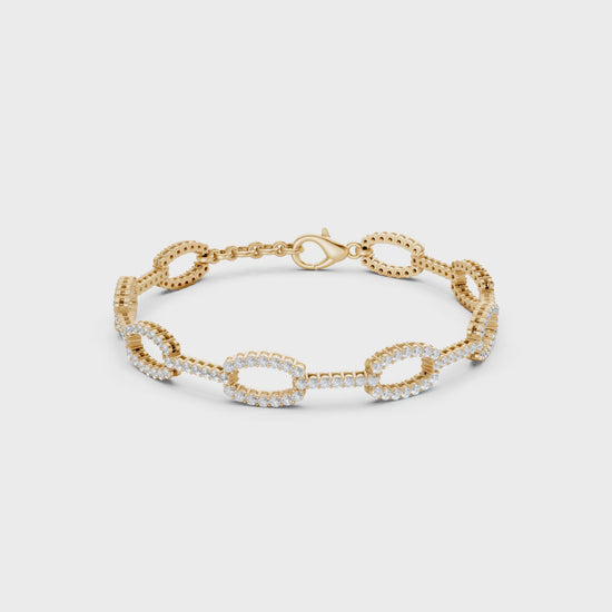 Dynamic video view revealing every facet of yellow gold links and diamonds in a luminous display of craftsmanship.