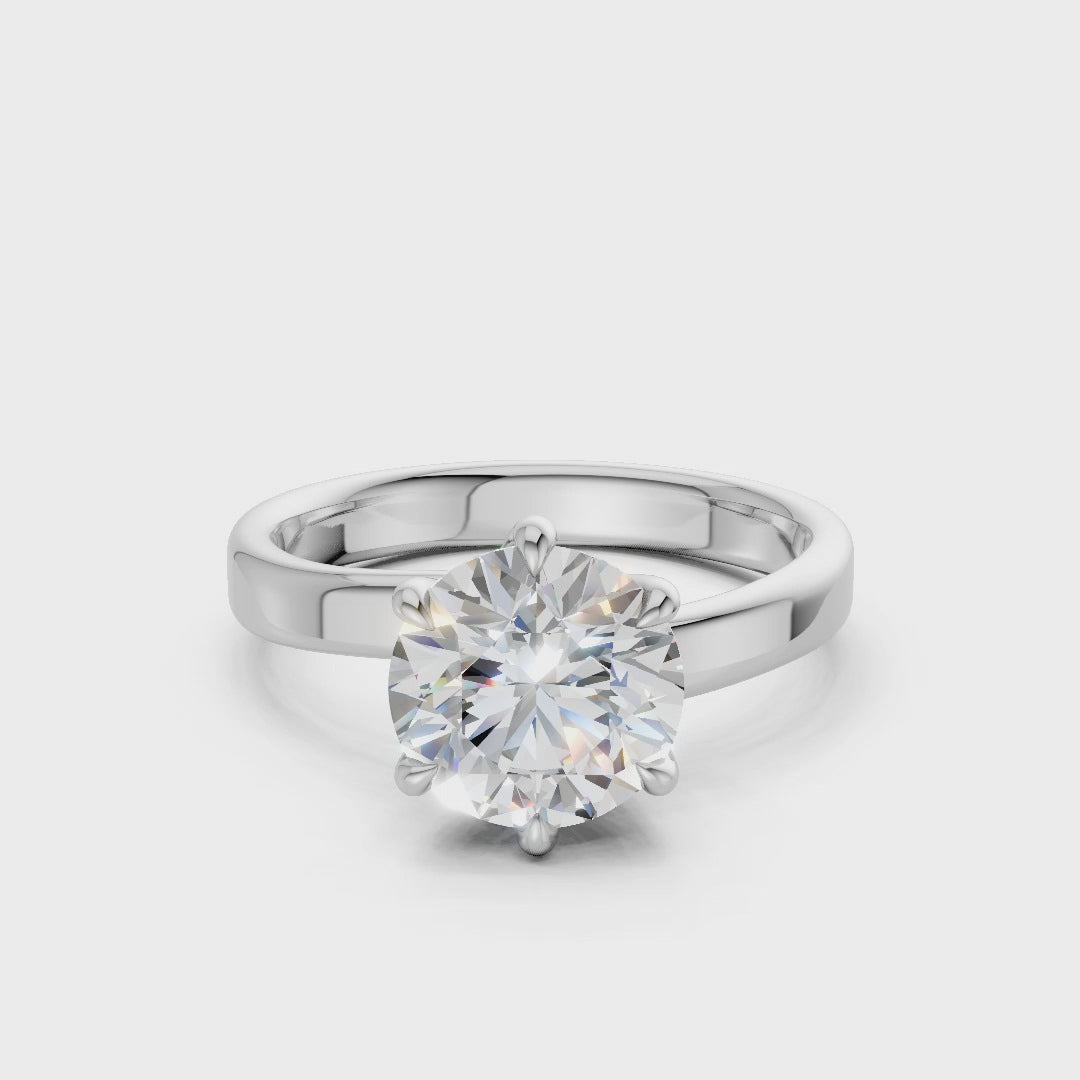 360° video capturing the luminous fire of the solitaire and the contemporary gleam of white gold from every angle.