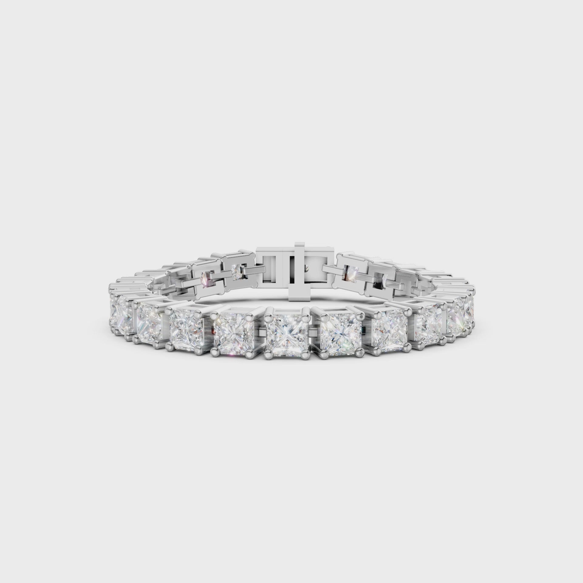 360° video capturing the mirror-like brilliance of white gold and the multidimensional sparkle of each princess-cut stone.